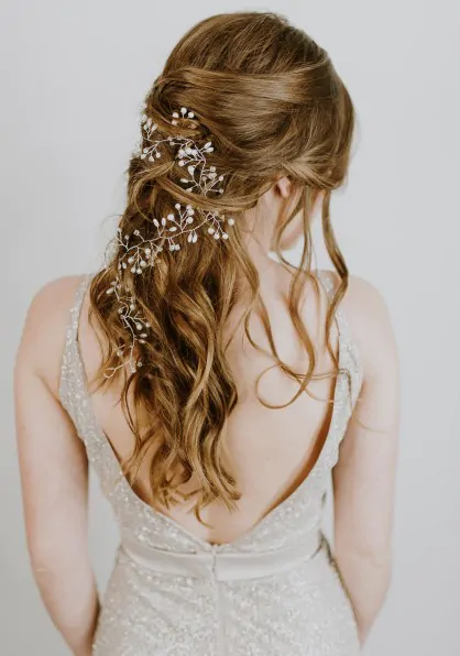 A graceful appearance featuring wedding hairstyles.