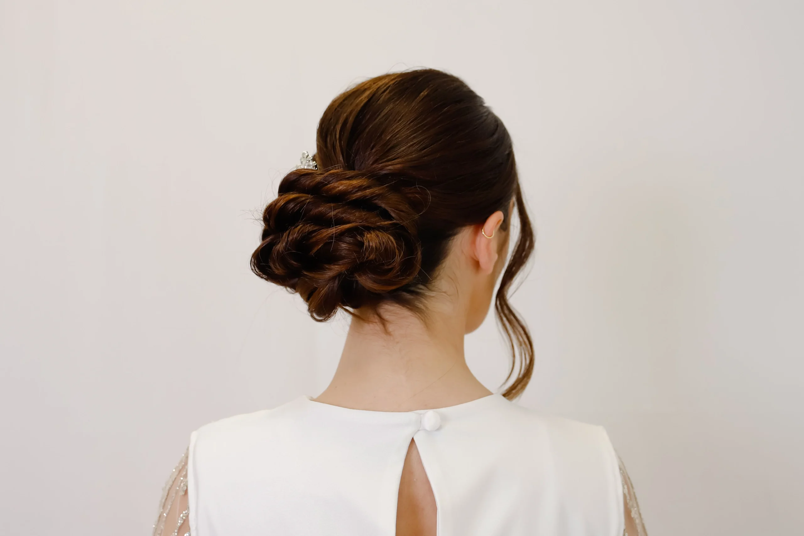 Professional hair styling with hairstyling for ladies.