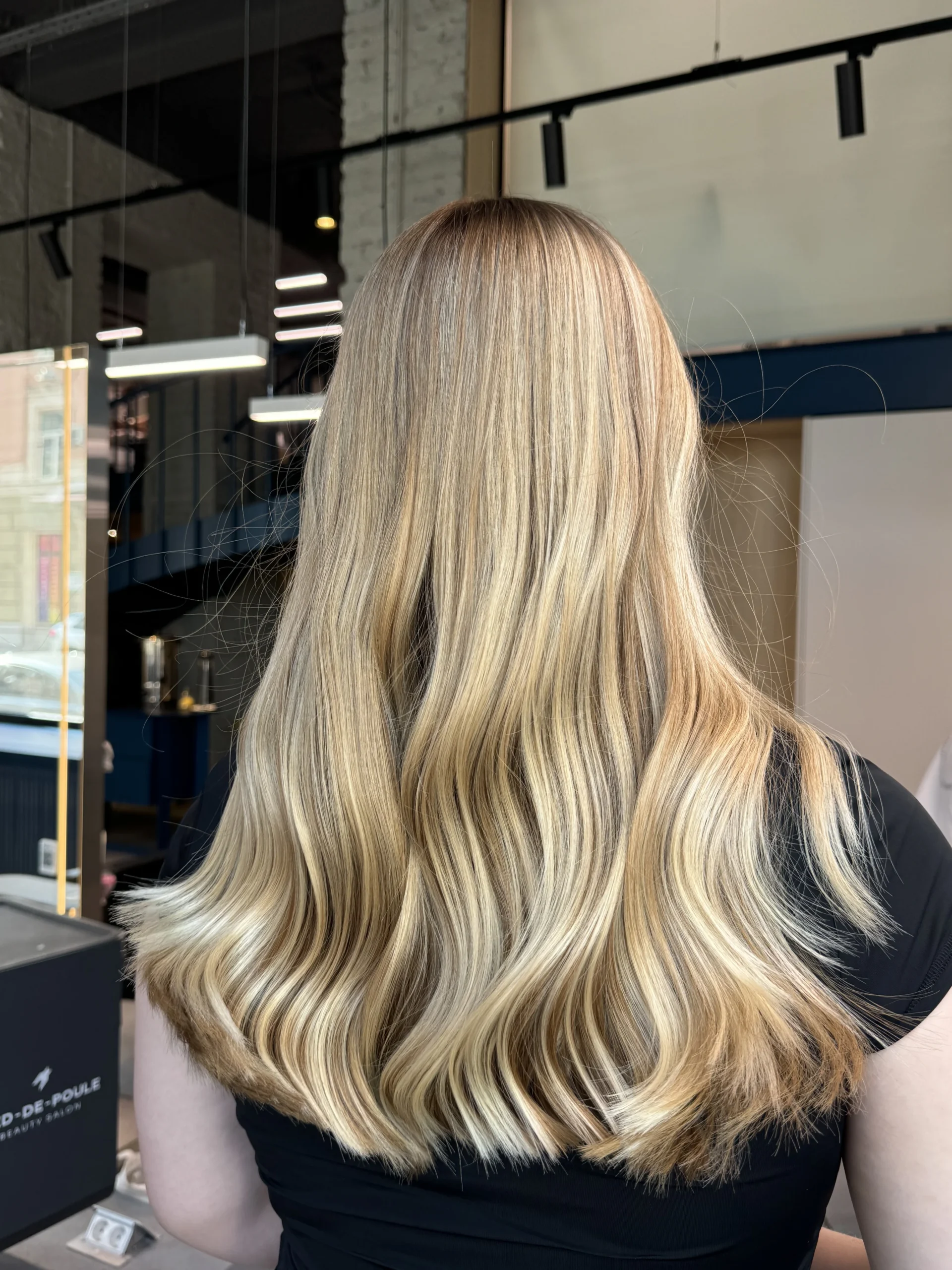 A refreshed hairstyle achieved through hair highlights.