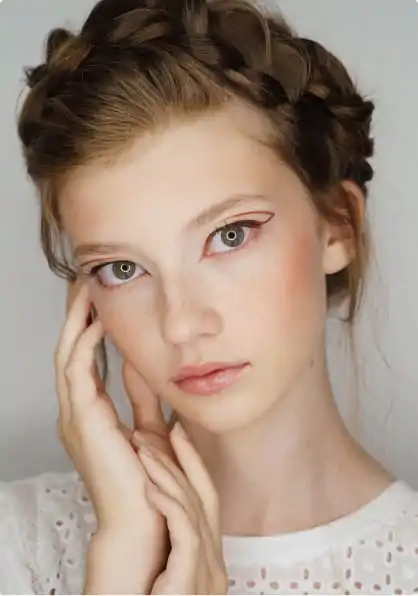 Макияж в стиле "no-makeup" с прозрачной кожей и мягкими естественными тонами