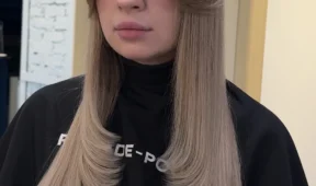 Elegant Curtain fringe hairstyle with a smooth, balanced finish.