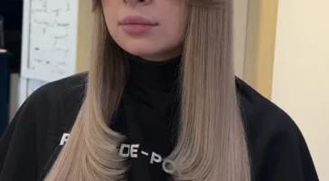 Elegant Curtain fringe hairstyle with a smooth, balanced finish.