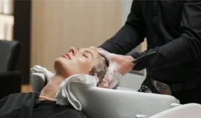 Женщина получает уход за волосами Kevin Murphy в салоне