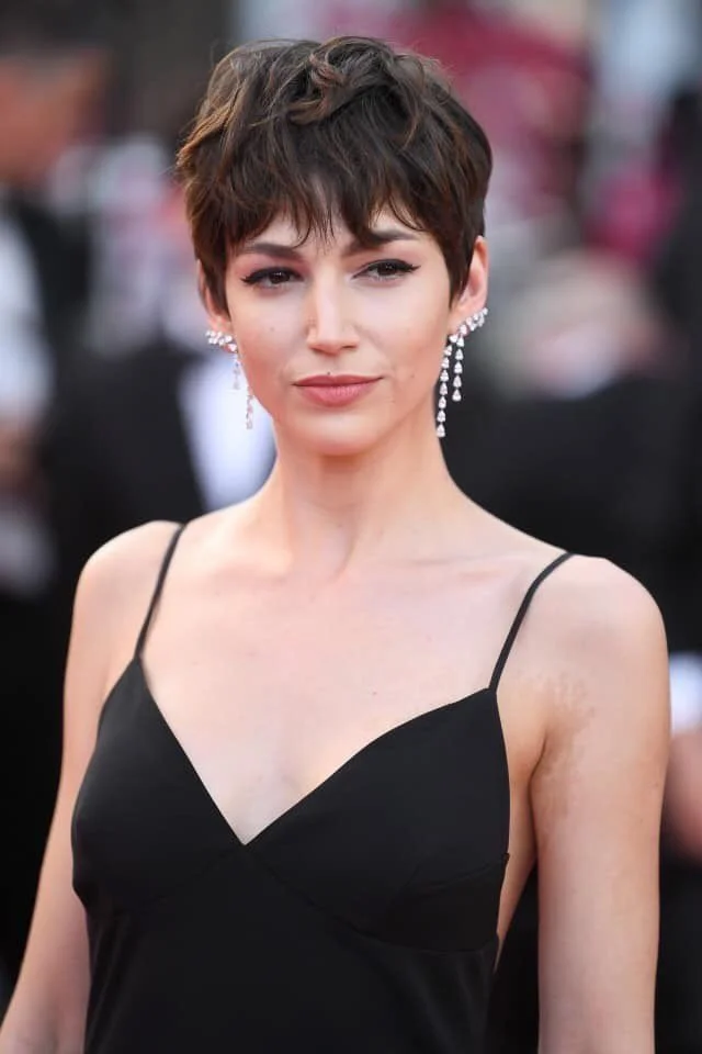 Мягкая многослойная стрижка пикси с естественным и современным видом.